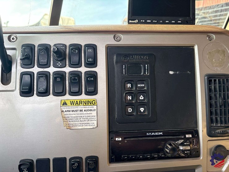 2017-mack-granite-gu713-image-61