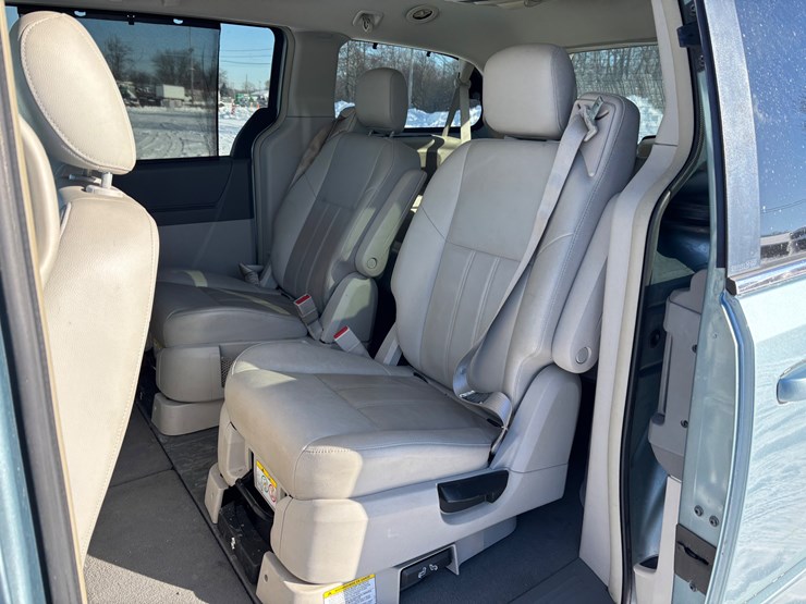 2008-chrysler-town-&-country-image-13