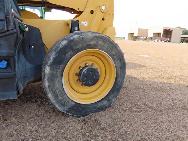 2017-caterpillar-tl1055d-image-11