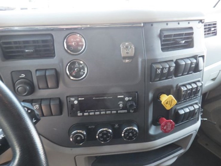 2021-peterbilt-579-image-23