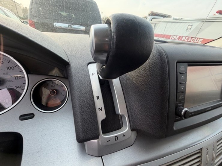 #31679-•-2012-vw-routan-image-52