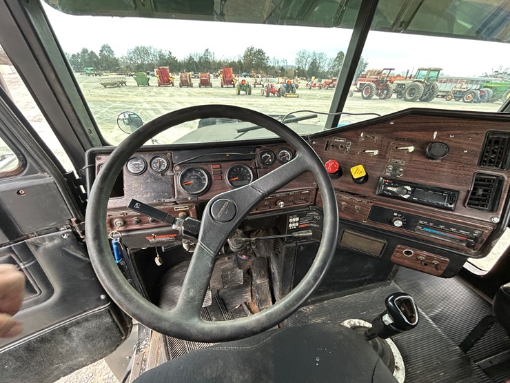 1998-freightliner-fld120-image-13