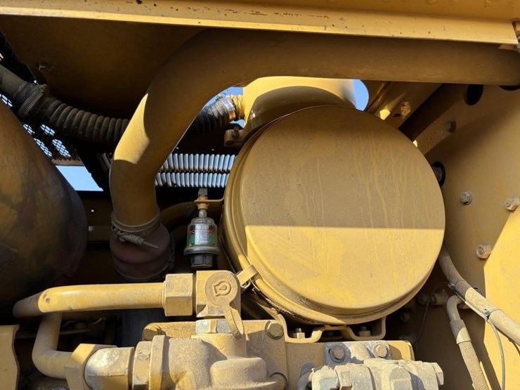 2005-caterpillar-143h-image-57