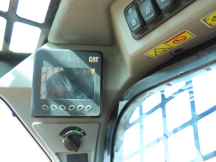 2021-caterpillar-299d3-image-17