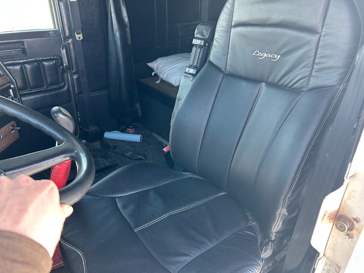 1996-freightliner-fld120-image-30