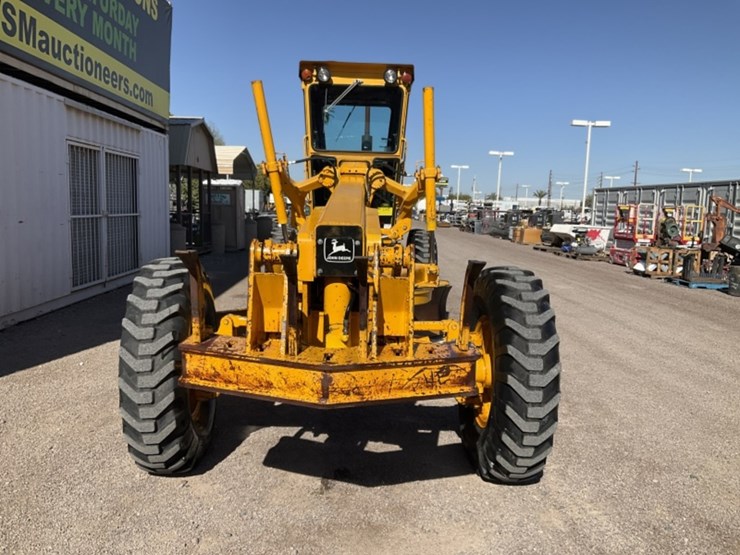 1981-deere-670a-image-3