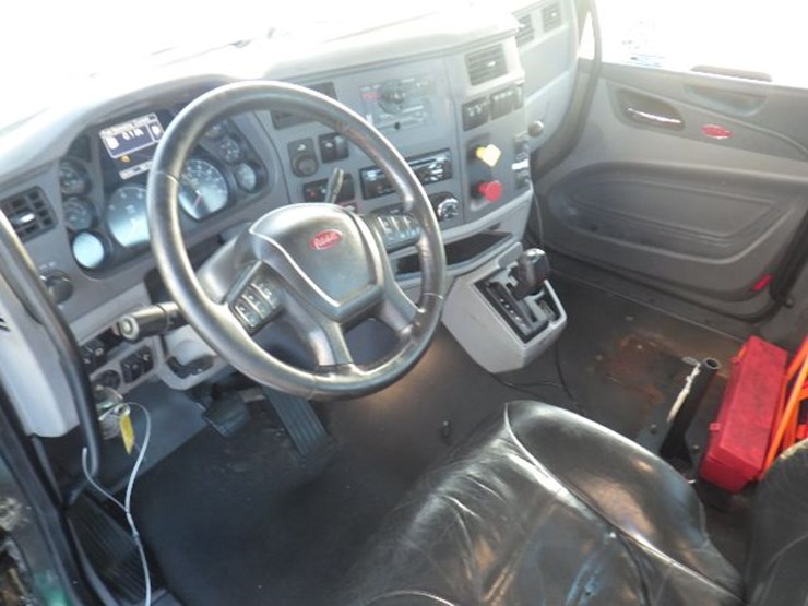 2017-peterbilt-579-image-15