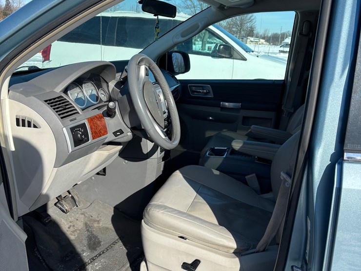 2008-chrysler-town-&-country-image-10