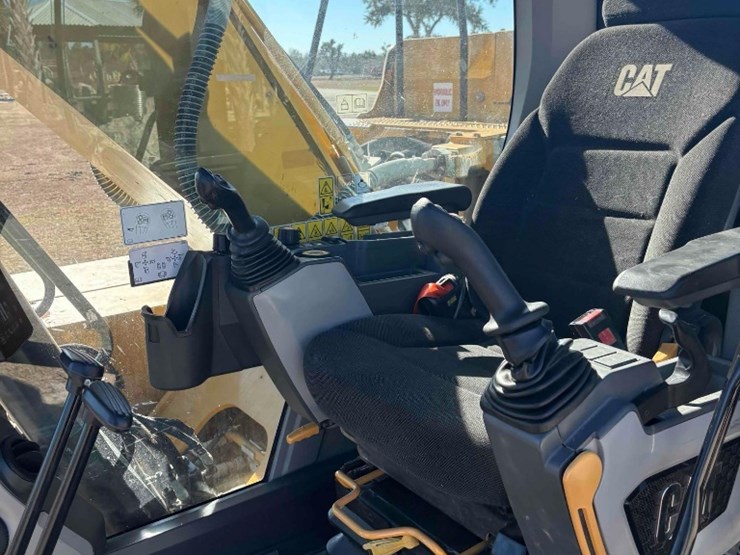 2020-caterpillar-320-image-37