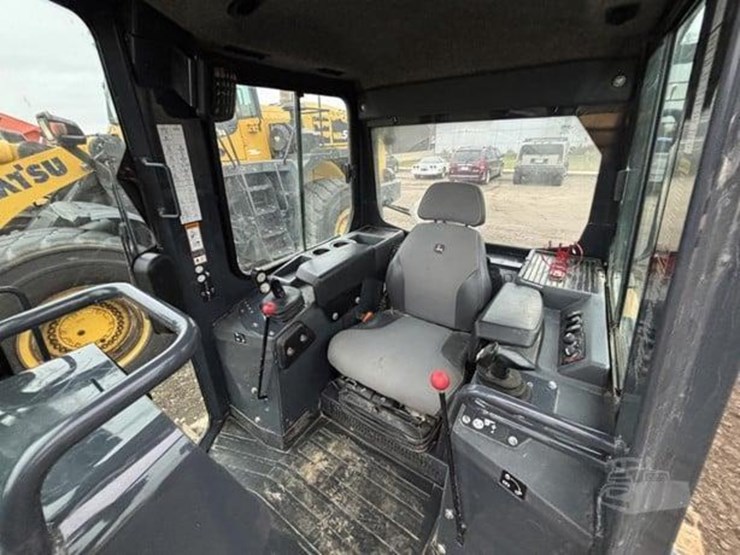 2022-deere-650k-lgp-image-11