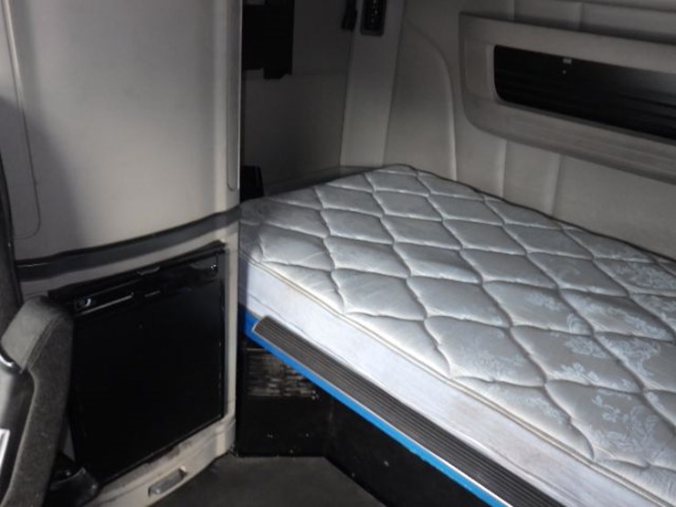 2019-peterbilt-579-image-25