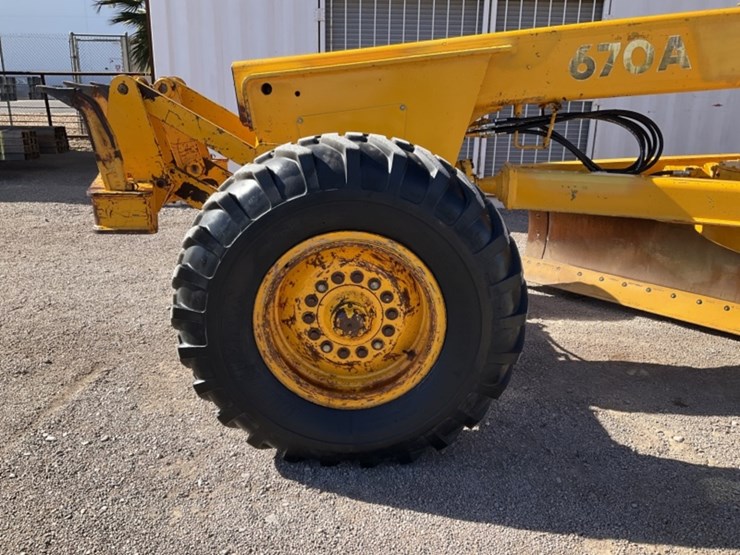 1981-deere-670a-image-10