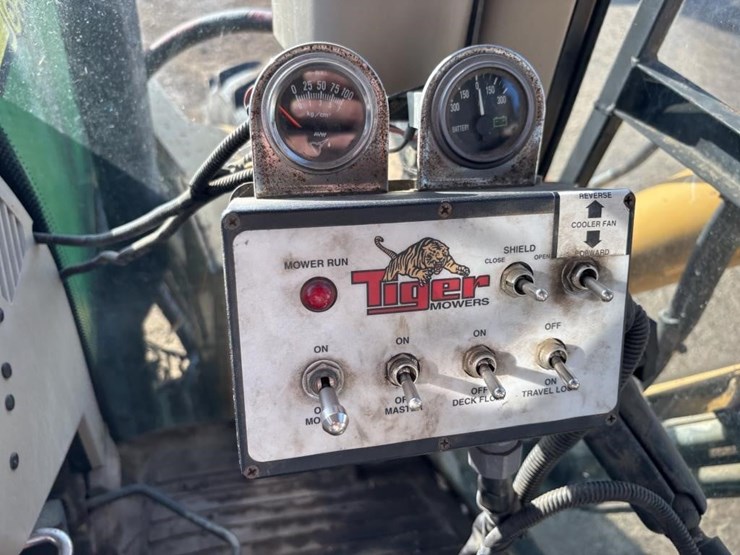 2005-john-deere-7220-image-31