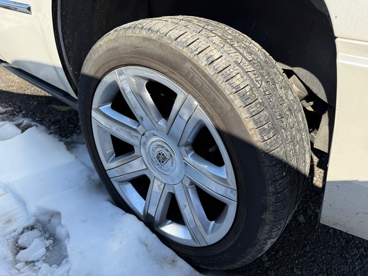 2011-cadillac-escalade-image-5