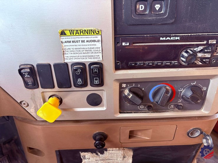 2017-mack-granite-gu713-image-61