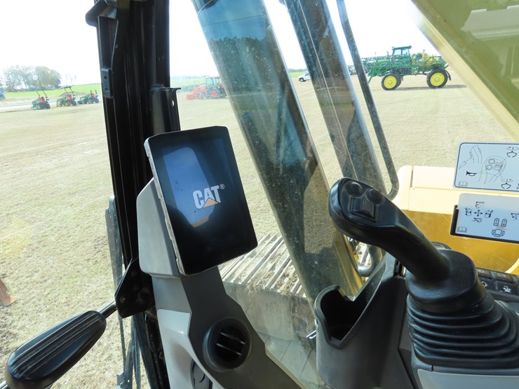 2018-caterpillar-320-image-19