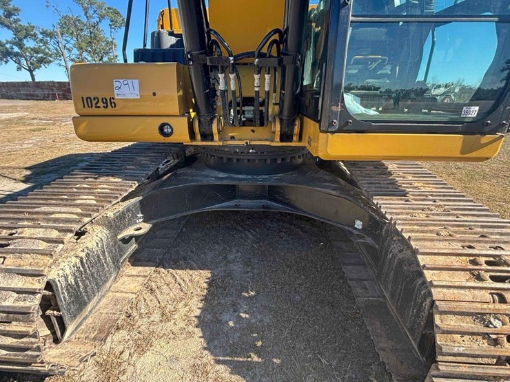 2020-caterpillar-320-image-18