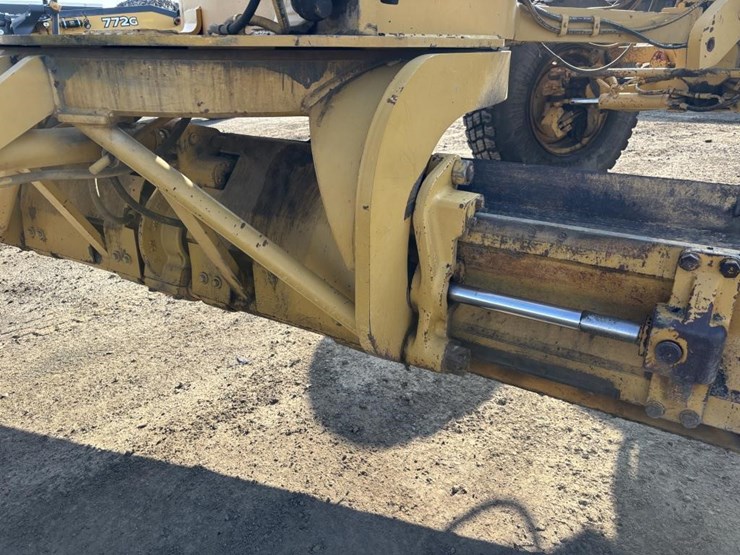 2005-caterpillar-143h-image-16