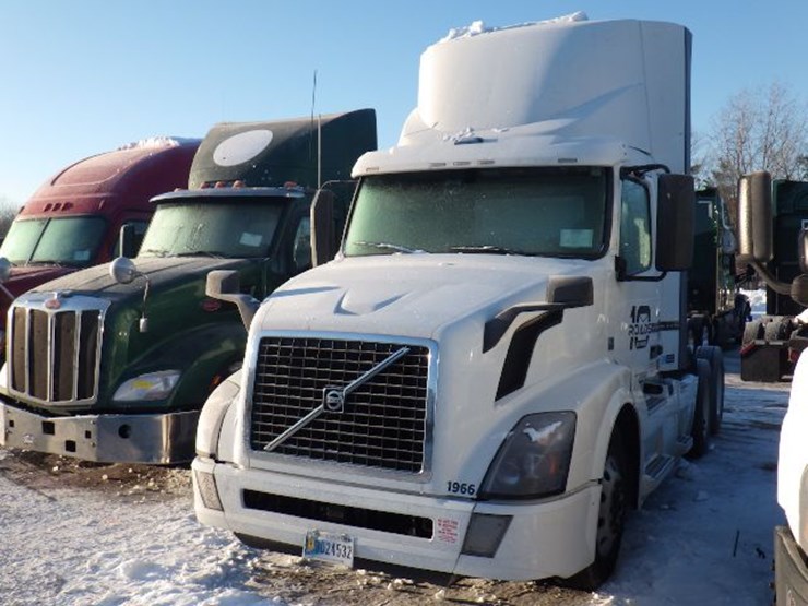 2018-volvo-vnl-300-image-1