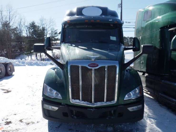 2023-peterbilt-579-image-2