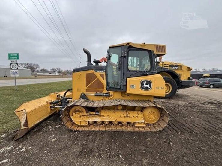 2022-deere-650k-lgp-image-1