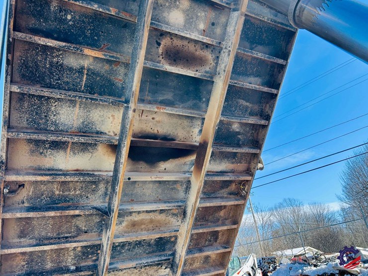 2011-volvo-truck-vhd-tri-axle-dump-truck-image-114