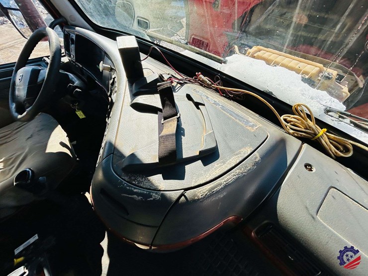 2011-volvo-truck-vhd-tri-axle-dump-truck-image-104