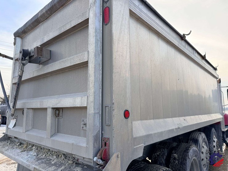 2018-mack-granite-gu713-image-23