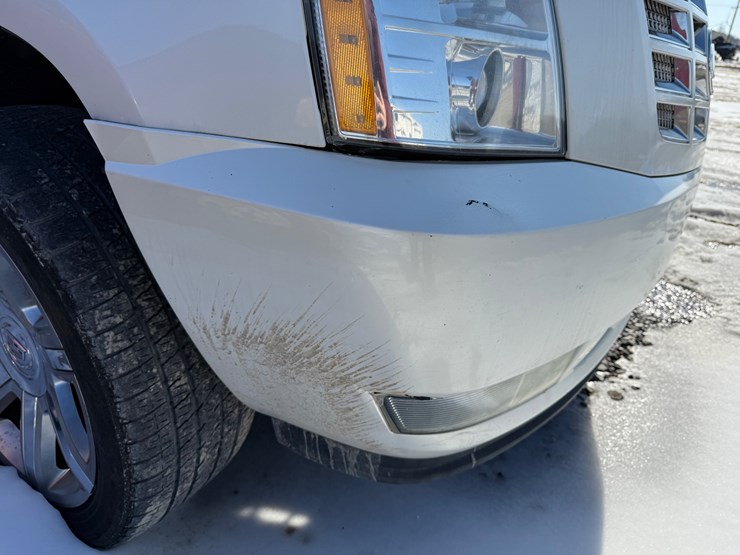 2011-cadillac-escalade-image-18