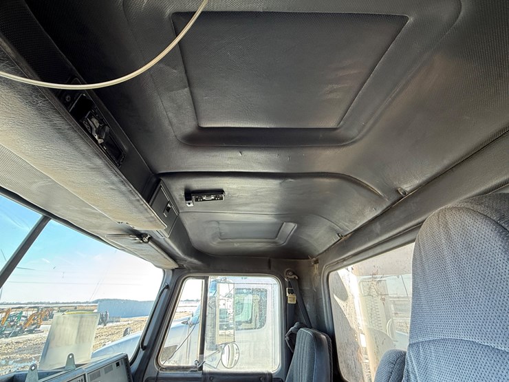 1996-mack-ch613-image-35