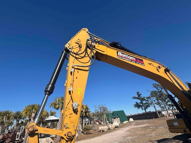 2020-caterpillar-320-image-14