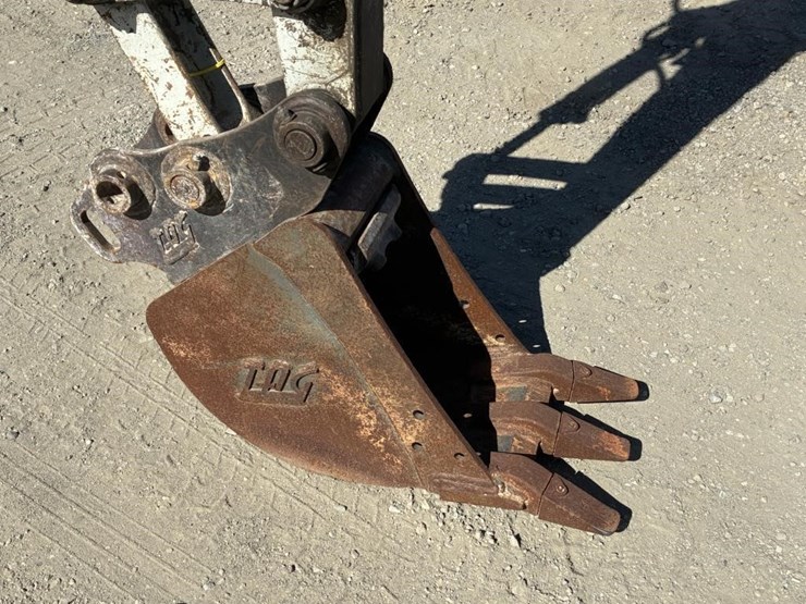 2016-takeuchi-tb240-image-9