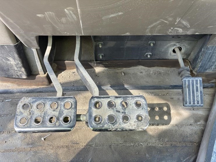 2009-case-570m-xt-image-26