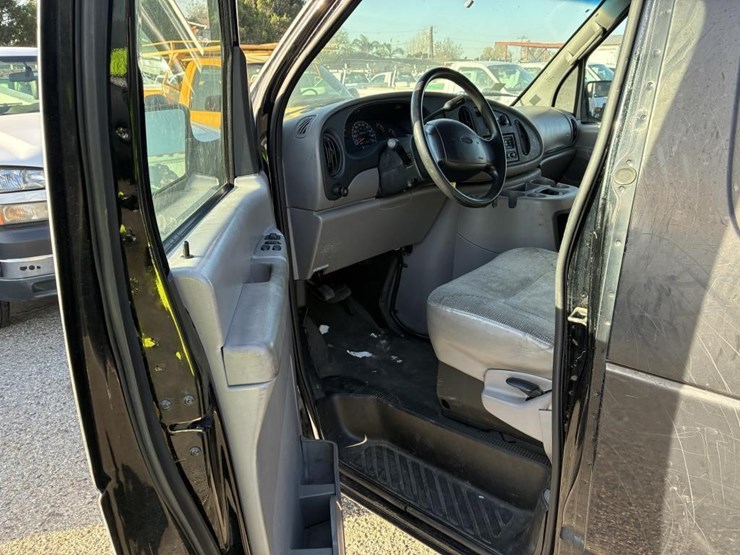 2002-ford-e250-image-13