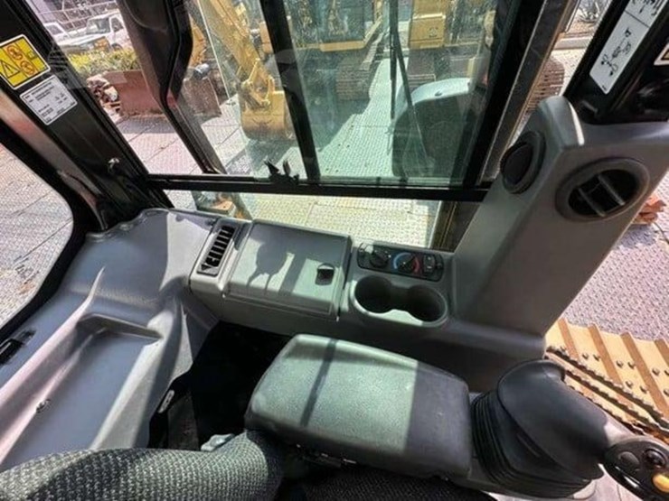 2015-caterpillar-d3k2-lgp-image-26