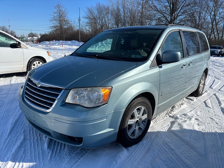 2008-chrysler-town-&-country-image-1