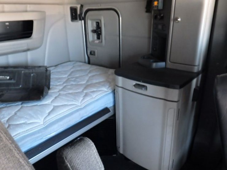 2023-peterbilt-579-image-4