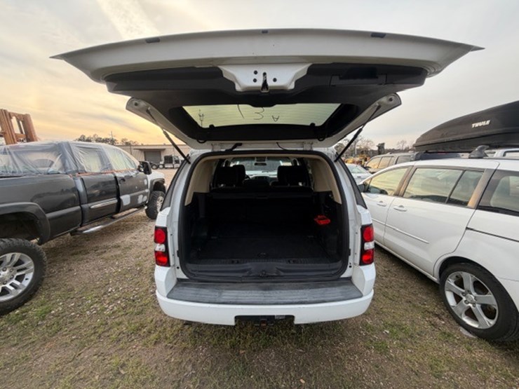 2011-ford-explorer-image-17