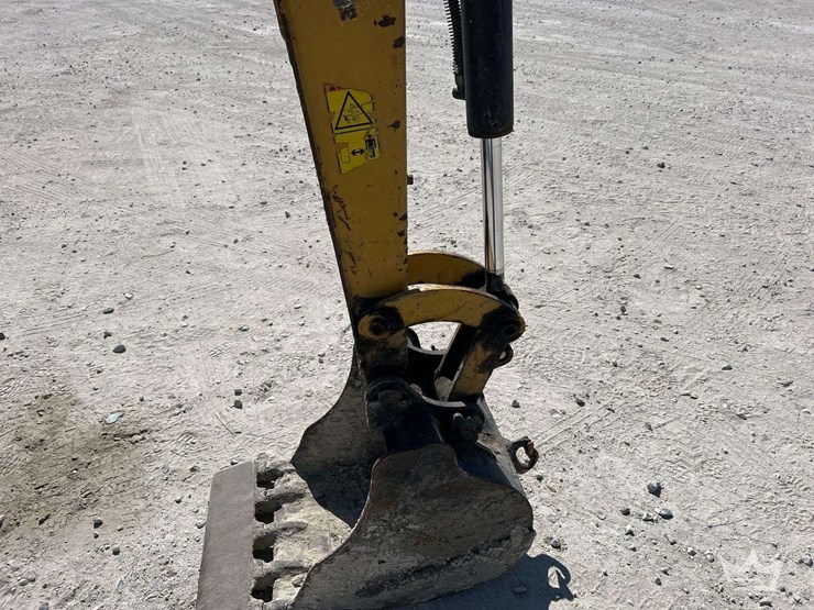 2015-caterpillar-303-image-11