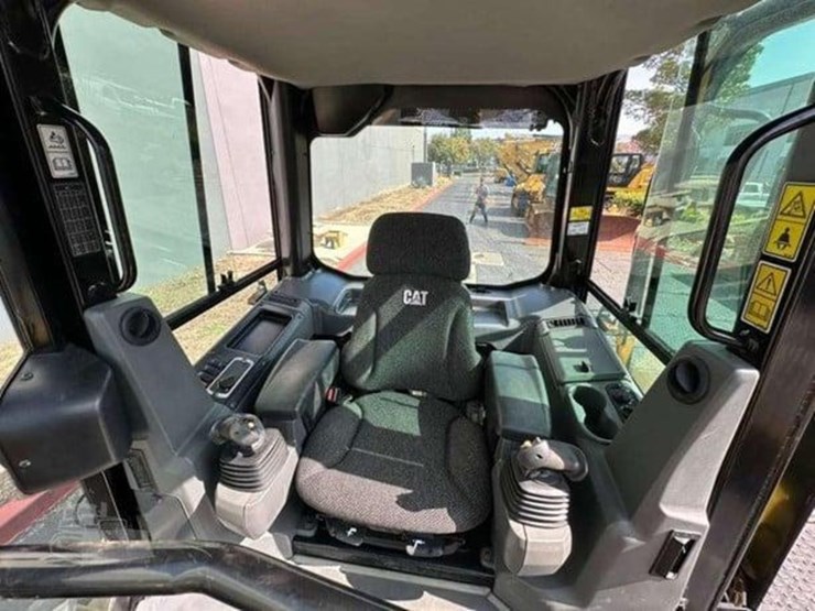 2015-caterpillar-d3k2-lgp-image-24