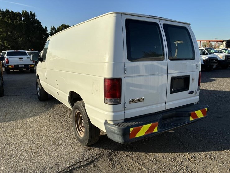 2010-ford-e350-image-4