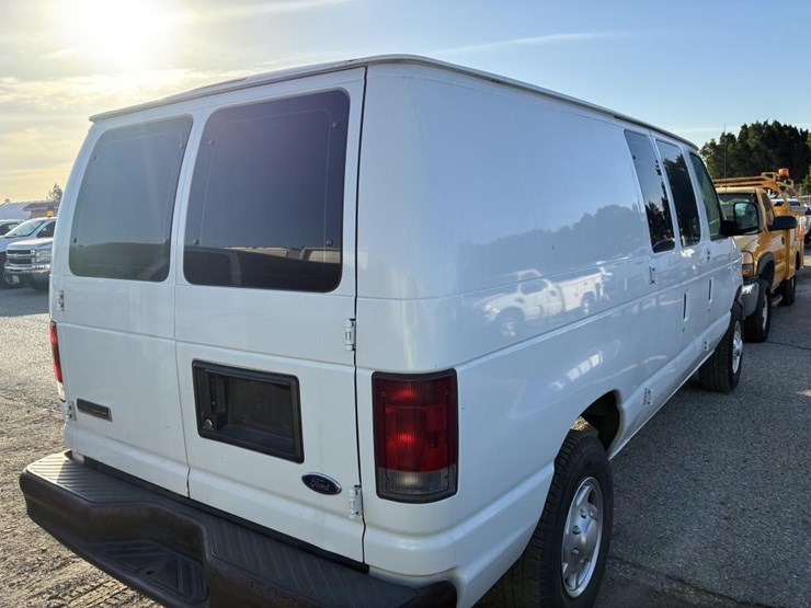 2010-ford-e350-image-3