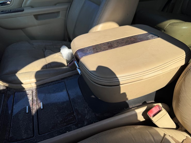 2011-cadillac-escalade-image-29