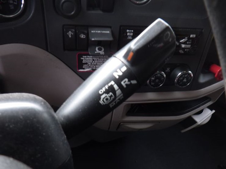 2019-peterbilt-579-image-22