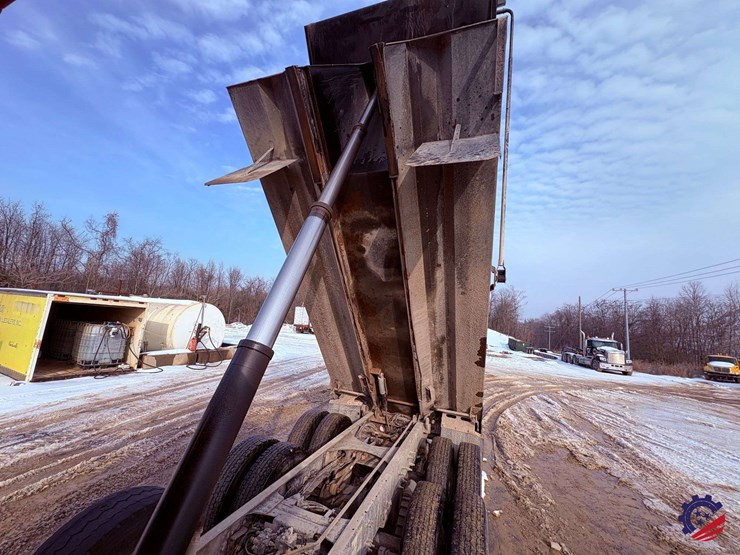 2017-mack-granite-gu713-image-68