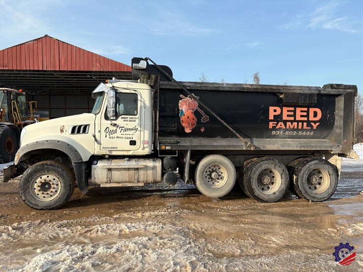 2017-mack-granite-gu713-image-2