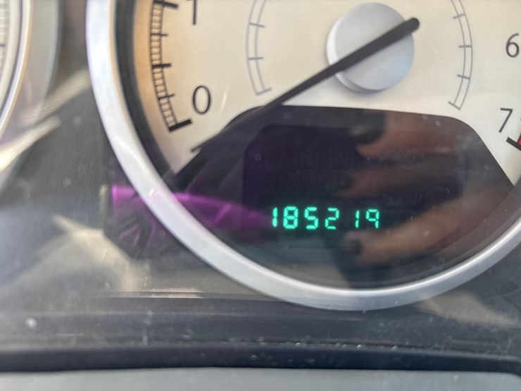 2008-chrysler-town-&-country-image-4