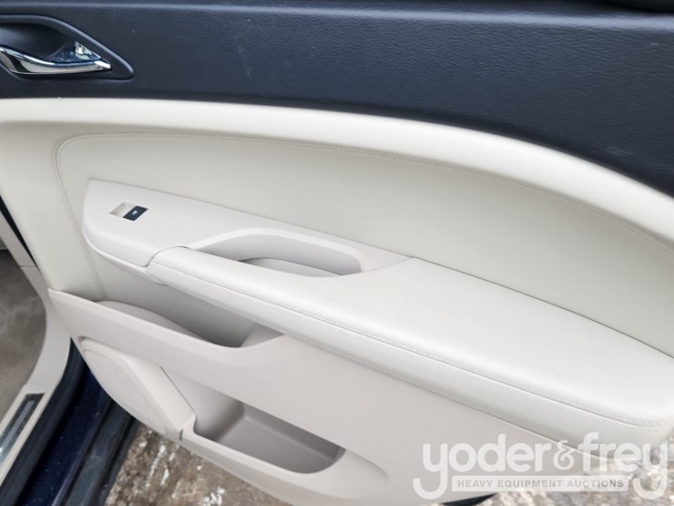 2011-cadillac-srx-image-32