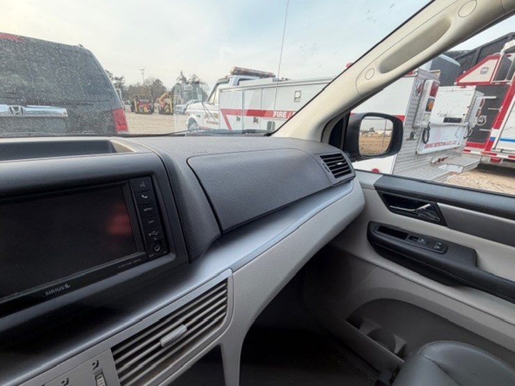 #31679-•-2012-vw-routan-image-45