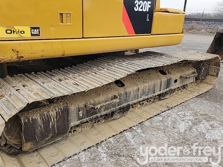 2016-caterpillar-320fl-image-9